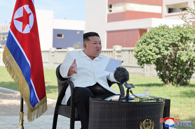 김정은 북한 국무위원장이 지난달 31일 함경남도 함주군 지방공업공장 건설현장에서 관계자들에게 지시를 하고 있다. 연합뉴스