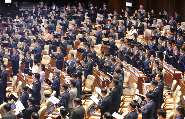 2일 서울 여의도 국회 본회의장에서 열린 제22대 국회 개원식 겸 제418회국회(정기회) 개회식에서 의원들이 선서하고 있다. 연합뉴스