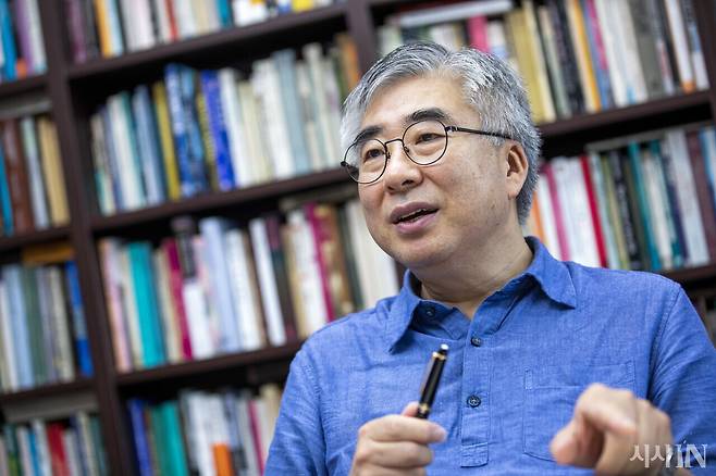 이종찬 광복회장의 아들이자 윤석열 대통령의 죽마고우인 이철우 연세대학교 법학전문대학원 교수가 8월20일 <시사IN>과 인터뷰를 하고 있다. ⓒ시사IN 신선영