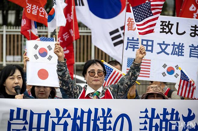 2023년 5월7일 한·일 정상회담을 앞두고 서울 용산 대통령실 앞에서 보수단체 회원들이 기시다 후미오 총리의 방문을 환영하는 집회를 열고 있다. ⓒ시사IN 신선영