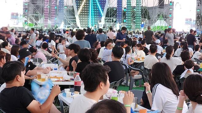 8월 31일 오후 '제2회 강진하맥축제'가 열린 강진종합운동장을 찾은 관관광객들이 치맥을 먹고, 마시며 축제를 즐기고 있다. ⓒ시사저널&nbsp;