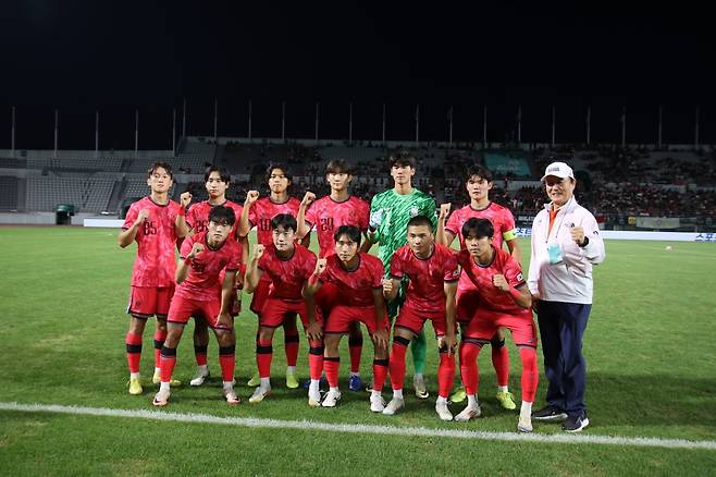 이창원 감독이 이끄는 U-19 축구국가대표팀은 1일 서울목동경기장에서 벌어진 인도네시아와 서울 EOU컵 최종 3차전에서 3-0으로 이겨 우승컵을 들어올렸다. 대회 2연패에 성공한 U-19 대표팀은 이달 말 2025U-20아시안컵 지역예선에 돌입한다. 사진제공｜서울EOU컵조직위원회