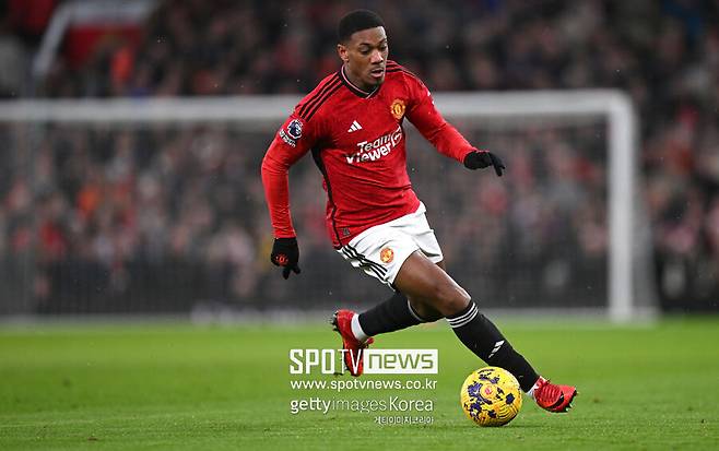 ▲&nbsp;영국 매체 '커트오프사이드'는 1일(한국시간) "이번 여름 자유계약 신분을 얻은 마시알이 맨유를 떠난 뒤 소속팀을 찾지 못했다"라고 보도했다.&nbsp;그러나 최근 마시알을 원하는 팀이 생기고 있다. 프랑스 매체 'RMC'에 따르면 릴이 마시알에게 관심을 드러내고 있다.&nbsp;이어 "릴은 마시알과 계약을 체결하기 위해 노력하고 있다"라며 "브뤼노 제네시오 감독이 마시알을 영입을 원한다"라고 덧붙였다.