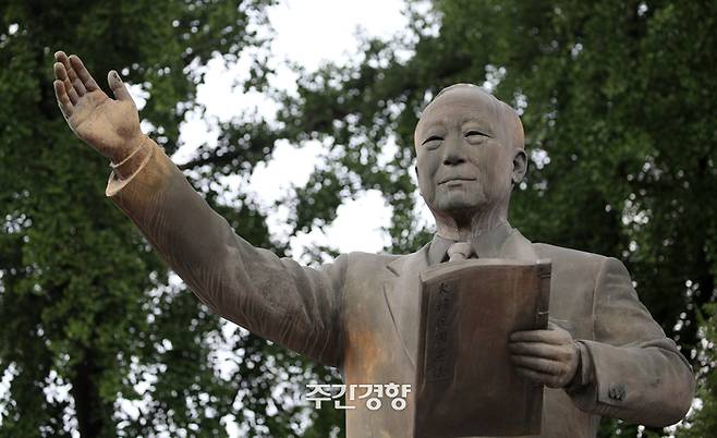 서울 중구 한국자유총연맹에 있는 이승만 전 대통령의 동상/권도현 기자