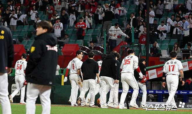 SSG는 1일 인천 SSG랜더스필드에서 열린 '2024 신한 SOL Bank KBO 리그' NC와 팀 간 제14차전에서 2-8로 패했다. 지난달 31일 2-7 패배까지 외국인 원투펀치가 모두 나섰지만, 승리하지 못했다. 엑스포츠뉴스 DB