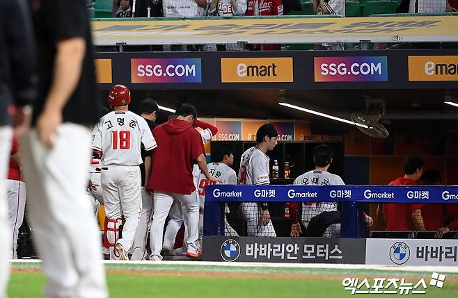 SSG는 1일 인천 SSG랜더스필드에서 열린 '2024 신한 SOL Bank KBO 리그' NC와 팀 간 제14차전에서 2-8로 패했다. 지난달 31일 2-7 패배까지 외국인 원투펀치가 모두 나섰지만, 승리하지 못했다. 엑스포츠뉴스 DB