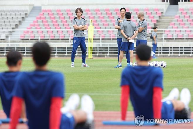 홍명보 감독이 2일 고양종합운동장에서 10년 만에 축구대표팀 사령탑으로 훈련을 지휘했다. 오는 5일 오후 8시 서울월드컵경기장에서 팔레스타인, 10일 오후 11시 오만 무스카트에 있는 술탄 카부스 스포츠 종합운동장에서 오만과 2026 북중미 월드컵 아시아 3차 예선 B조 1, 2차전을 치른다. 연합뉴스