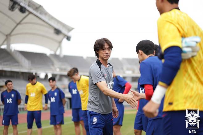 홍명보 감독이 2일 고양종합운동장에서 10년 만에 축구대표팀 사령탑으로 훈련을 지휘했다. 오는 5일 오후 8시 서울월드컵경기장에서 팔레스타인, 10일 오후 11시 오만 무스카트에 있는 술탄 카부스 스포츠 종합운동장에서 오만과 2026 북중미 월드컵 아시아 3차 예선 B조 1, 2차전을 치른다. 대한축구협회