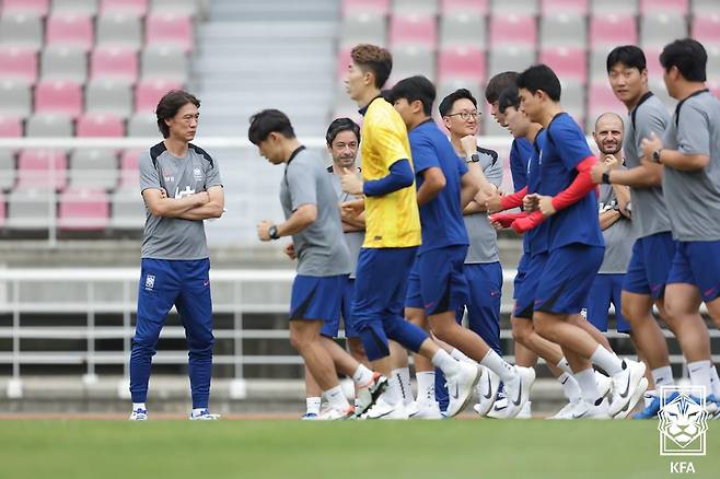 홍명보 감독이 2일 고양종합운동장에서 10년 만에 축구대표팀 사령탑으로 훈련을 지휘했다. 오는 5일 오후 8시 서울월드컵경기장에서 팔레스타인, 10일 오후 11시 오만 무스카트에 있는 술탄 카부스 스포츠 종합운동장에서 오만과 2026 북중미 월드컵 아시아 3차 예선 B조 1, 2차전을 치른다. 대한축구협회