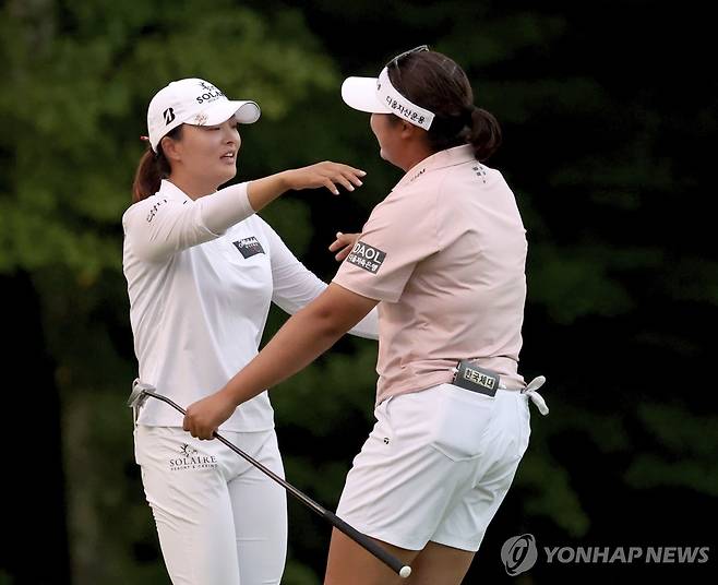 연장전 마치고 인사하는 고진영과 유해란 [AP=연합뉴스]