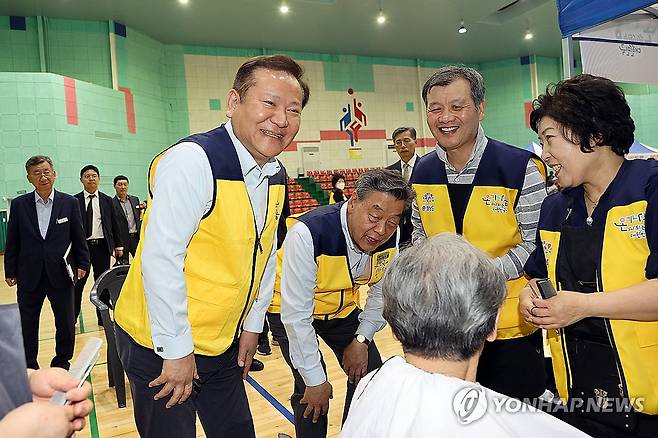 이상민 장관, 태안군 온기나눔 행복행사 참여 (서울=연합뉴스) 이상민 행정안전부 장관이 26일 충남 태안군 태안군민체육관에서 열린 태안군 온기나눔 행복행사에 참여해 무료 급식 봉사활동을 한 뒤 자원봉사자들을 격려하고 있다. 2024.4.26 [행정안전부 제공. 재판매 및 DB 금지] photo@yna.co.kr