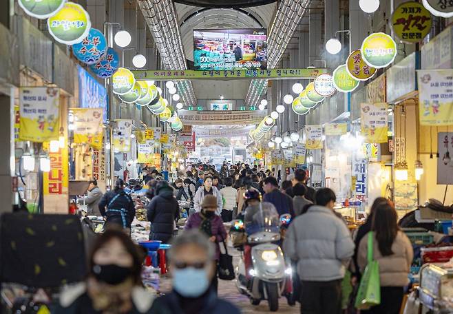 익산 서동시장     (익산=연합뉴스) 전북 익산시 창인동 서동시장에서 시민들이 장을 보고 있다. 2024.9.2 [익산시 제공. 재판매 및 DB금지]