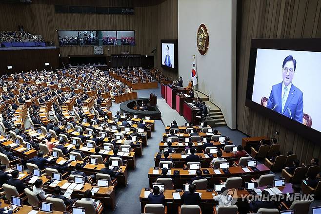 제22대 국회 개원식 겸 제418회 국회 개회식 (서울=연합뉴스) 김주성 기자 = 우원식 국회의장이 2일 서울 여의도 국회 본회의장에서 열린 제22대 국회 개원식 겸 제418회국회(정기회) 개회식에서 발언하고 있다. 2024.9.2 utzza@yna.co.kr