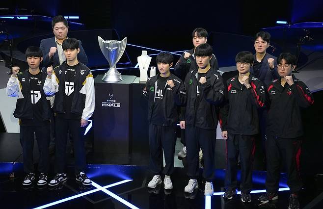 LCK 서머 우승 주인공은?     (서울=연합뉴스) 김주환 기자 = 2024 LCK 서머 결승전 및 결승 진출전에 진출한 3개 팀 감독과 선수들이 2일 서울 종로구 LoL 파크에서 열린 기자 간담회 행사에서 포즈를 취하고 있다. 왼쪽부터 젠지 e스포츠·한화생명e스포츠·T1. 2024.9.2 jujuk@yna.co.kr