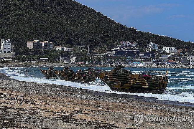 한미 해군·해병대, 24년 쌍룡훈련 실시 (서울=연합뉴스) 한미 해군·해병대는 지난달 26일부터 오는 7일까지 경북 포항 일대에서 24년 쌍룡훈련을 실시한다고 2일 밝혔다. 사진은 포항 독석리와 화진리 해안 일대에서 지역 내 중요지형 및 목표를 확보하는 연합 상륙작전을 진행하는 모습. 2024.9.2 [해병대사령부 제공. 재판매 및 DB 금지] photo@yna.co.kr