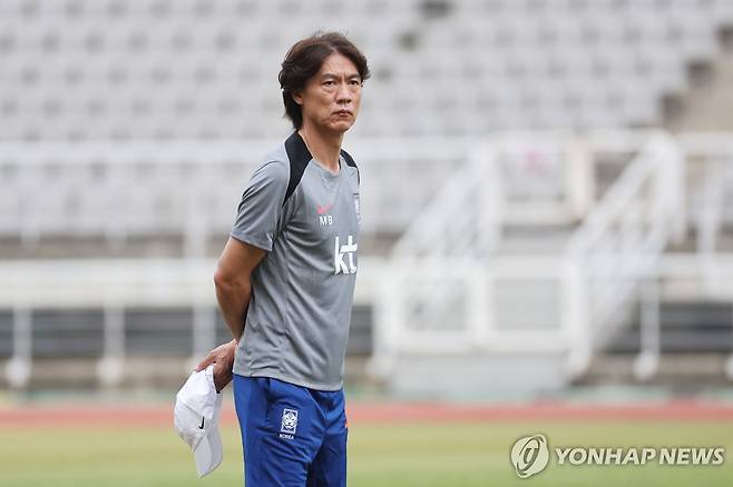 훈련 지켜보는 홍명보 감독 (고양=연합뉴스) 박동주 기자 = 홍명보 축구 국가대표팀 감독이 2일 경기 고양시 고양종합운동장에서 2026 북중미 월드컵 아시아지역 3차 예선을 앞두고 열린 선수들의 훈련 모습을 지켜보고 있다. 2024.9.2 pdj6635@yna.co.kr