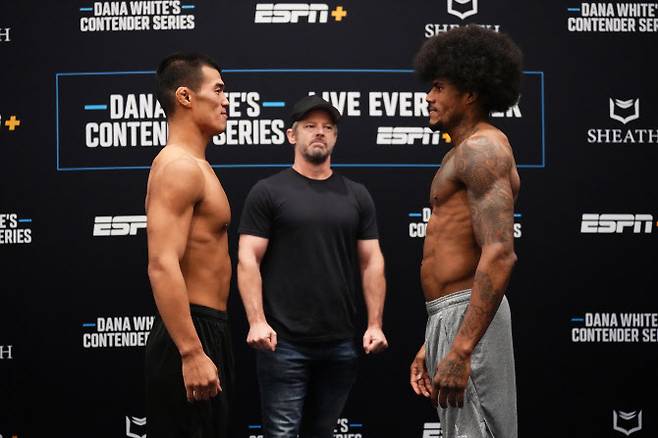 ‘데이나 화이트 컨텐더 시리즈’에서 맞대결을 펼치는 고석현(왼쪽)과 이고르 카발칸티가 서로 눈싸움을 벌이고 있다. 사진=UFC