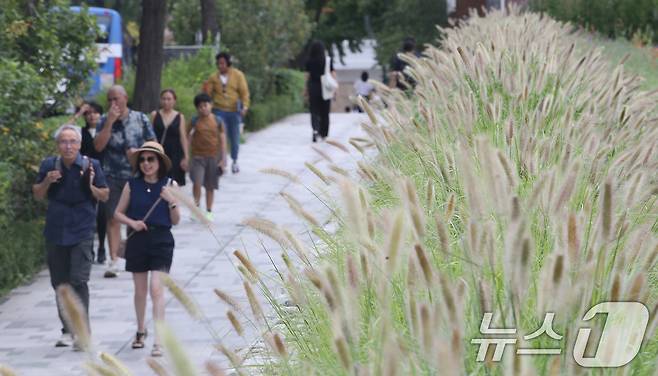 가을비가 내리며 찜통 더위가 한풀 꺾인 2일 관광객들이 산책을 하고 있다. 2024.9.2/뉴스1 ⓒ News1 임세영 기자