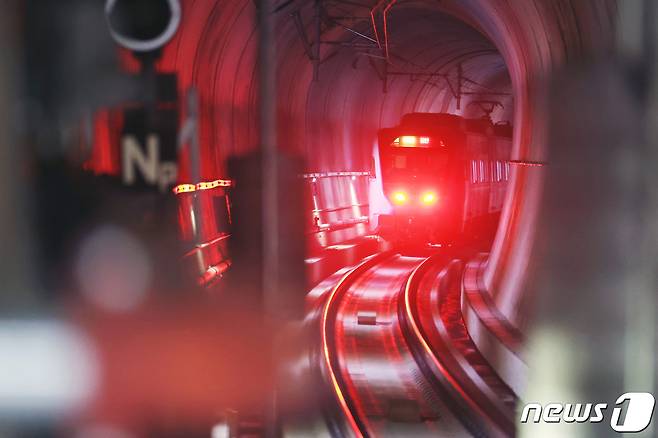 서울 강남구 수도권광역급행철도(GTX)-A 수서역에서 출발한 GTX-A 열차가 시범운행을 하고 있다. GTX-A는 오는 30일 수서~동탄 구간을 우선 개통한다. 2024.3.21/뉴스1 ⓒ News1 민경석 기자