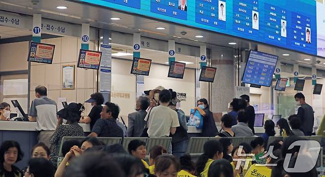 광주 동구 조선대병원 수납창구에 진료를 위해 방문 환자들이 붐비고 있다. 2024.9.2/뉴스1 ⓒ News1 박지현 기자