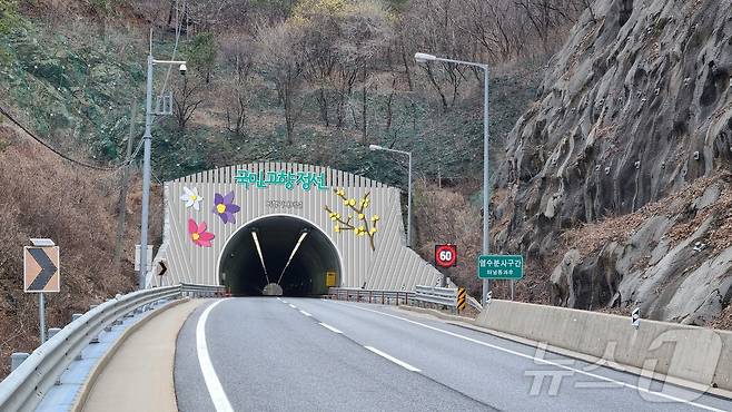 강원 정선군이 오는 10월까지 정선읍 광하리 비행기재 터널에 지역 브랜드 '국민고향정선'을 표현할 예정인 가운데, 3일 터널에 표현할 내용의 조감도를 공개했다. (정선군 제공) 2024.9.3/뉴스1