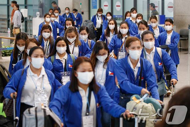 외국인 가사관리사 시범사업에 참여하는 필리핀 노동자들이 지난 달 인천국제공항으로 입국하는 모습. ⓒ News1 공항사진기자단