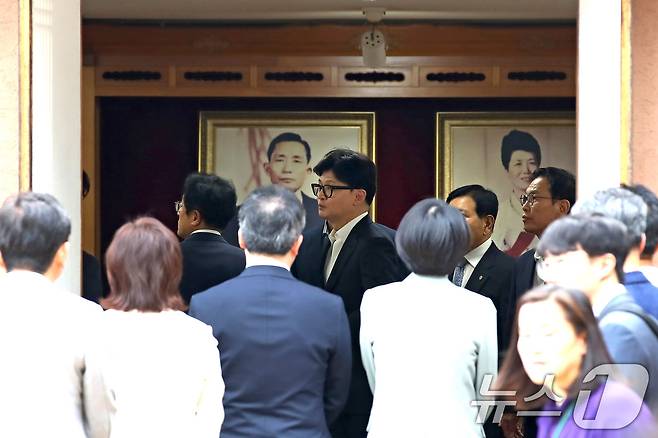 한동훈 국민의힘 대표가 3일 오후 경북 구미 박정희 전 대통령 생가를 찾아 참배를 마친 뒤 추모관 내부를 살펴보고 있다. 2024.9.3/뉴스1 ⓒ News1 공정식 기자