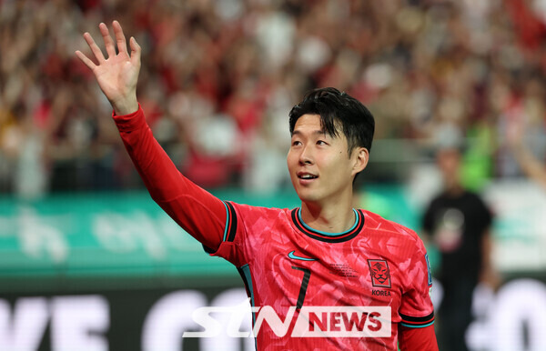 11일 오후 서울 마포구 서울월드컵경기장에서 열린 2026 국제축구연맹(FIFA) 북중미 월드컵 아시아 지역 2차 예선 조별리그 C조 6차전 한국과 중국의 경기, 대표팀 주장 손흥민이 경기 종료 후 그라운드를 돌며 축구팬들에게 인사하고 있다. 사진┃뉴시스