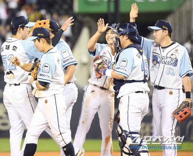 8일 잠실구장에서 열린 KIA-두산 경기. 두산이 9대8로 승리했다. 선수들이 하이파이브하고 있다. 잠실=정재근 기자 cjg@sportschosun.com/2024.6.8/