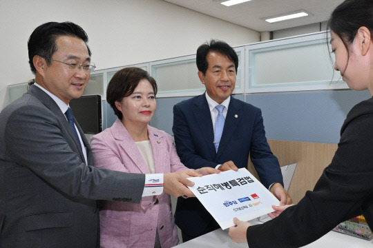 박성준(왼쪽부터) 더불어민주당, 정춘생 조국혁신당, 윤종오 진보당 의원이 3일 오후 국회 의안과에 야5당이 공동발의한 순직해병특검법안을 제출하고 있다. [연합뉴스 제공]