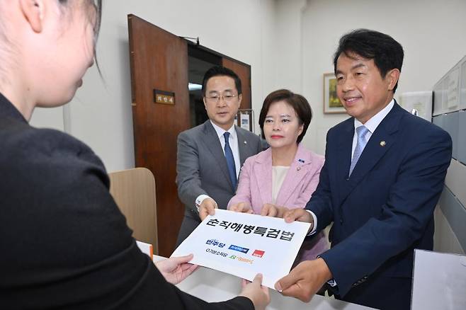 박성준 더불어민주당 의원(왼쪽부터), 정춘생 조국혁신당 의원, 윤종오 진보당 의원이 3일 오후 국회 의안과에 야(野) 5당이 공동발의한 순직 해병 특검법을 제출하고 있다. (공동취재)