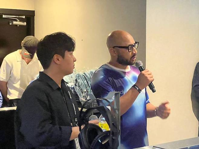 미스틴 랩스 아데니이 아비오둔 공동 설립자가 마이크를 잡고 이야기하고 있다,