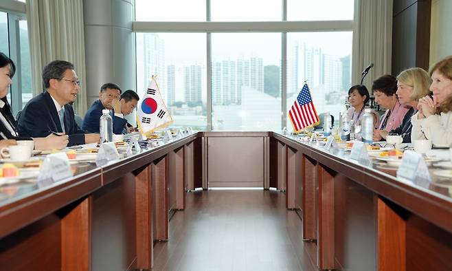 윤영빈 우주항공청장이 지난 7월 15일 오전 우주과학 분야 세계 최대 규모 국제행사인 국제우주연구위원회 학술총회가 개최된 부산 벡스코에서 팸 멜로이(Pam Melroy) NASA 차장을 만나 양국 우주분야 협력 강화를 위해 양자면담을 하고 있다.