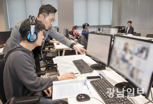 지난 4월 20일 경기도 용인에 위치한 삼성전자 인재개발원에서 삼성전자 감독관들이 GSAT 응시자들을 대상으로 예비 소집을 진행하고 있는 모습.