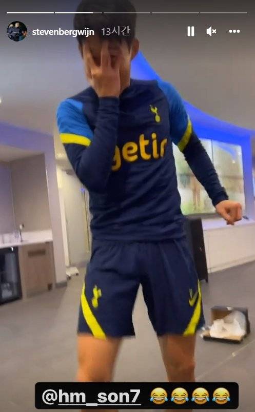 지난 2021~22시즌 레스터전 승리 뒤 베르바인의 세리머니를 따라 하는 손흥민의 모습. 사진=베르바인 SNS