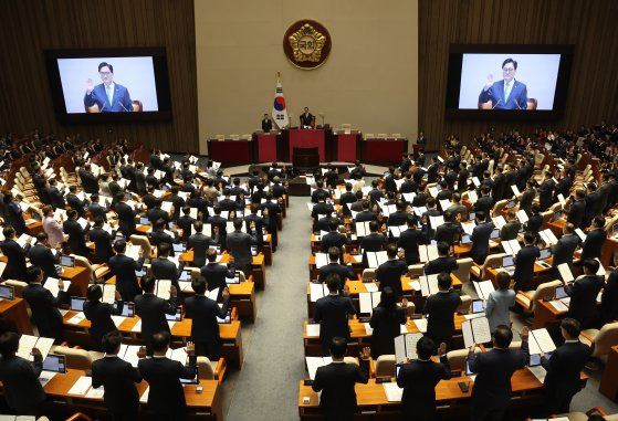 제22대 국회 개원식 겸 정기국회 개회식이 열린 2일 오후 국회 본회의장에서 우원식 국회의장과 여야 의원들이 선서하고 있다. [연합뉴스]