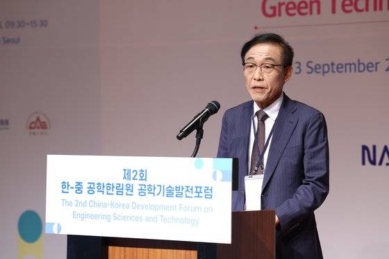 3일 서울 중구 신라호텔에서 공학기술발전포럼에서 김기남 공학한림원 회장이 인사말을 하고 있다. 사진 한국공학한림원