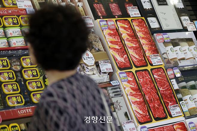 서울의 한 대형마트에서 시민이 명절 선물세트를 살펴보고 있다. 조태형 기자