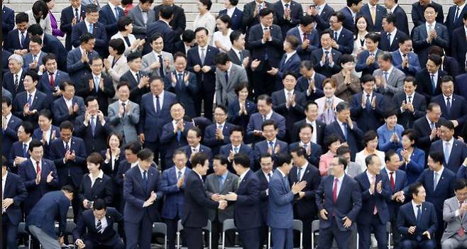 Lawmakers of the 22nd National Assembly clap their hands after taking a group photo during its opening ceremony in front of the National Assembly on September 2. Courtesy of the National Assembly