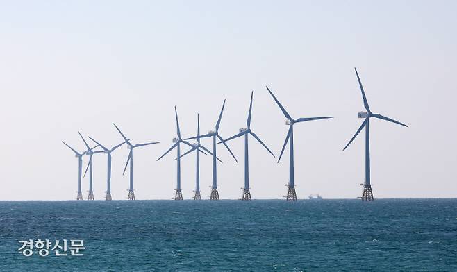 제주 탐라해상풍력발전단지에서 풍차들이 돌아가고 있다. 강윤중 기자