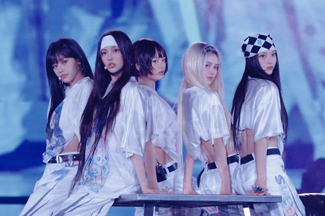 지난 7월 일본 도쿄돔에서 공연하던 뉴진스의 모습. 어도어