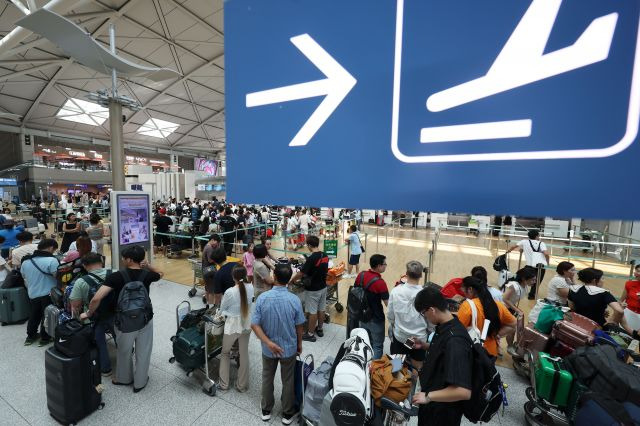 인천국제공항 제1여객터미널 출국장이 여행객들로 북적이고 있다. 뉴시스