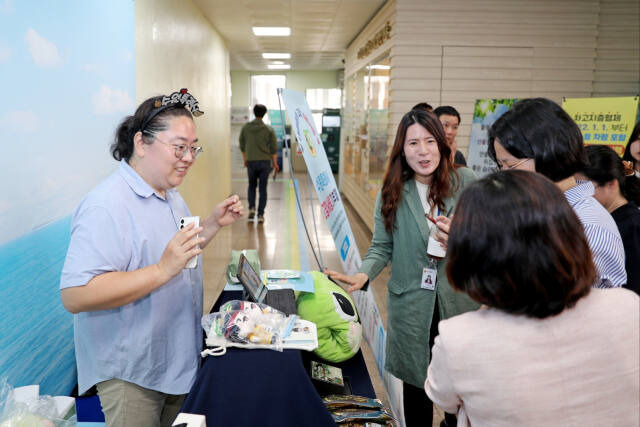 수원특례시가 고향사랑기부 홍보부스를 운영하고 있다. 수원특례시 제공