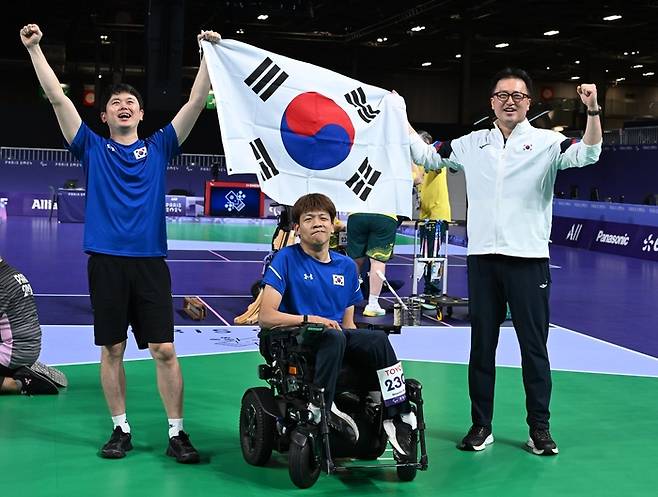 정호원(가운데)이 3일(한국시간) 프랑스 파리 사우스 아레나1에서 열린 2024 파리 패럴림픽 보치아 남자 개인전(스포츠등급 BC3) 결승에서 승리한 후 기뻐하고 있다. 연합뉴스