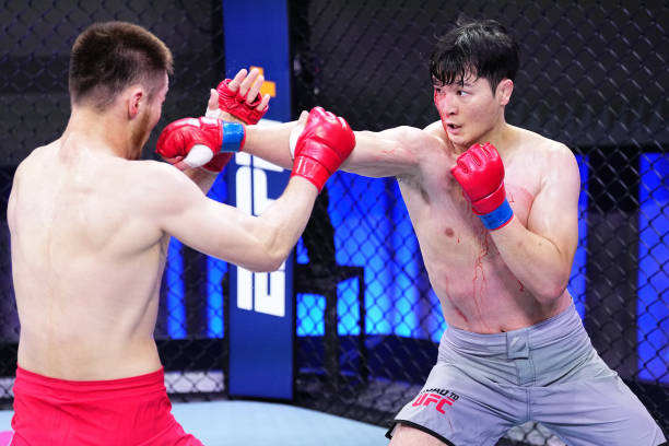 김한슬(오른쪽)이 Road to UFC 시즌3 원매치에서 바하터보레이 바터보라티를 공격하고 있다. 사진=Getty Images=연합뉴스 제공