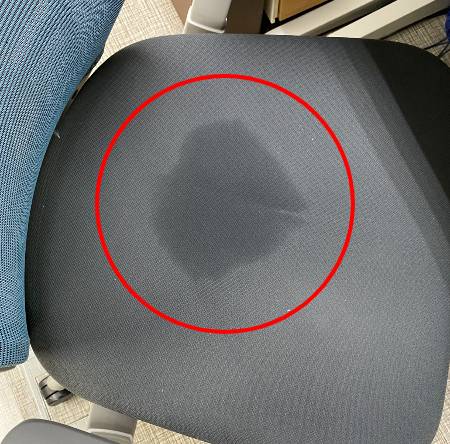 생리대가 알아서 다 흡수할 줄 알았으나 의자에 새어나온 흔적. 오래 앉아 있느라 잘 몰랐다. 계속 쏟아지는 생리혈의 양이 많은 초반엔, 행여나 샐까, 바지에 묻을까, 걱정이 많다고 했다./사진=퇴근할 때 발견해 그냥 도망친 남형도 기자