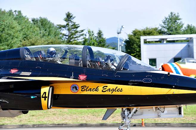 박인호 전 공군참모총장이 총장 재직시절 공군 특수비행팀 블랙이글스 지휘비행을 위해 후방석에 탑승한 모습. [본인 제공]