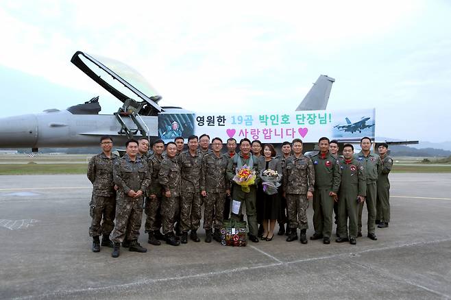 박인호 전 공군참모총장이 공군 제19전투비행단장 이임을 앞두고 KF-16C 고별비행 조종을 마치고 기념촬영을 하고 있다.[본인 제공]