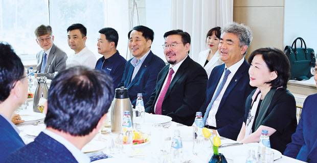 지난달 27일 오전 몽골 노보텔 울란바토르에서 정원주 헤럴드미디어그룹·대우건설 회장과 검버자브 잔당샤타르 몽골 대통령실장을 비롯한 주요 참석자들이 한·몽골 미래전략포럼 조찬 미팅을 갖고 있다. 울란바토르=박해묵 기자