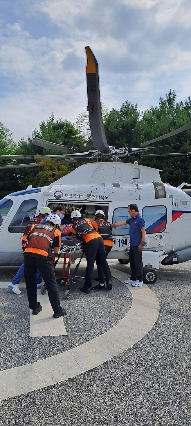 [남원=뉴시스] 지난 2일 오후 1시8분께 남원시 향교동의 한 교회 앞 도로에서 1t 트럭과 자전거가 충돌해 자전거 운전자 A(70대·여)씨가 크게 다쳤다. A씨가 닥터헬기를 통해 병원으로 옮겨지고 있다. (사진=전북특별자치도소방본부 제공) 2024.09.03. photo@newsis.com *재판매 및 DB 금지